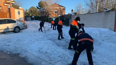 Retirada de hielo y nieve en Villalbilla Retirada de hielo y nieve en Villalbilla