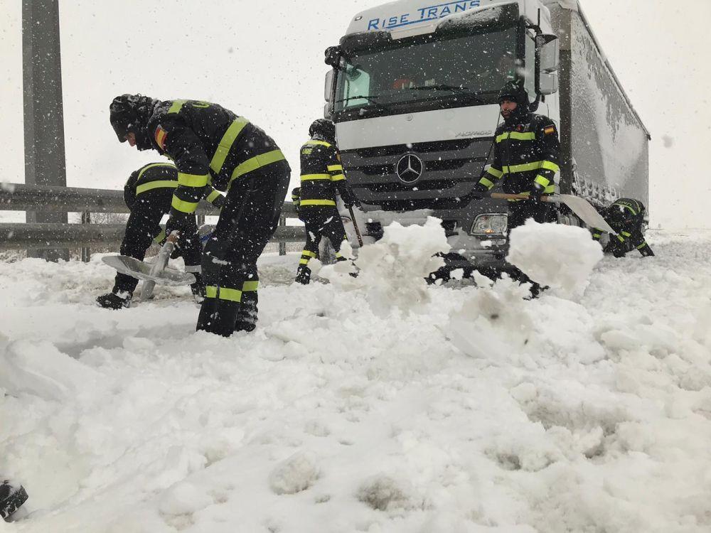 La UME ayuda en la limpieza de los efectos del temporal de nieve La UME ayuda en la limpieza de los efectos del temporal de nieve