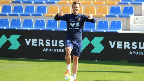 Adán Gurdiel con la elástica del UCAM Murcia CF