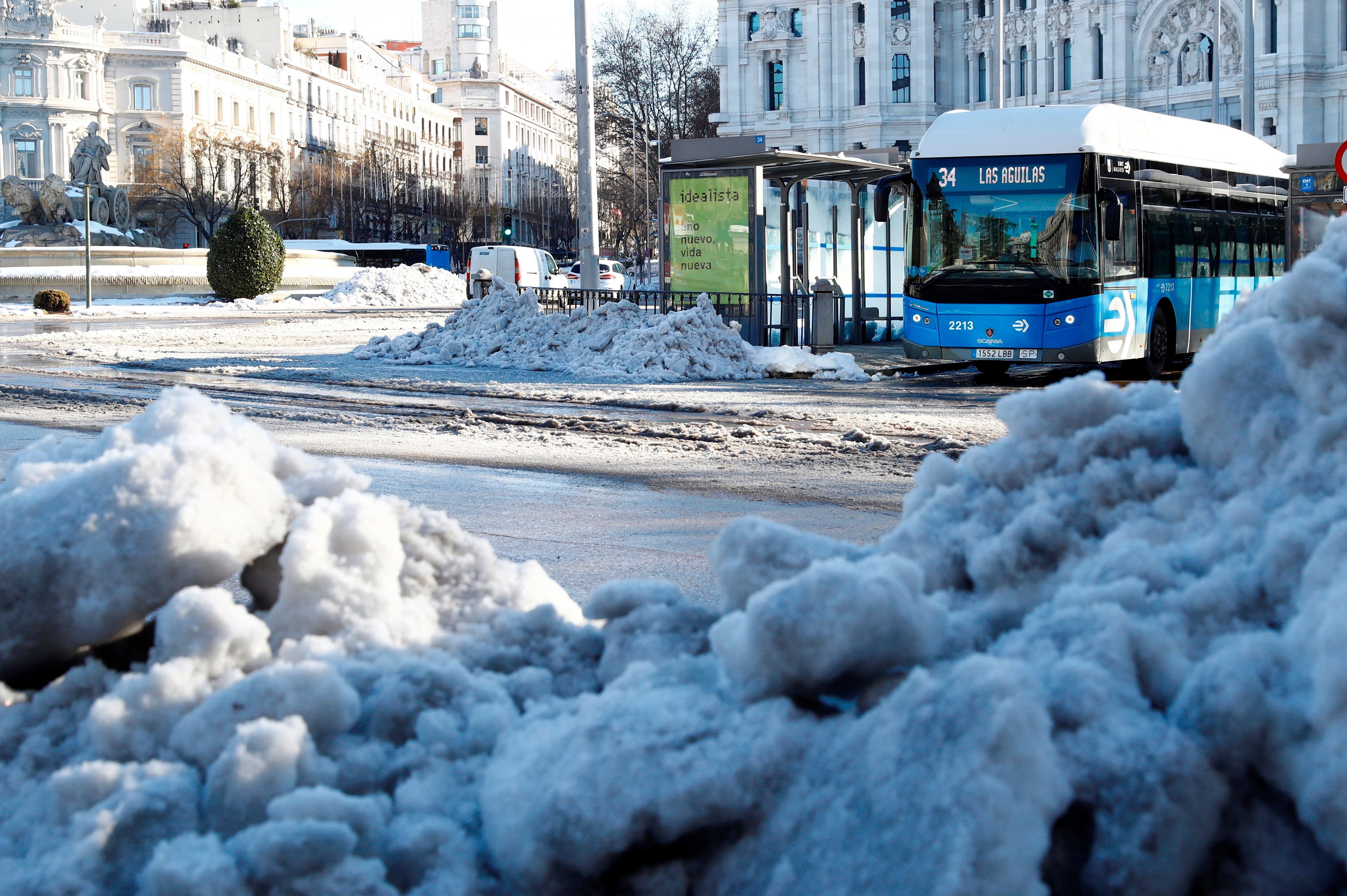 Director de Emergencias Madrid 112: "Hay que estar muy atentos a los traslados en vehículos, porque sigue habiendo nieve en las calles de Madrid" Director de Emergencias Madrid 112: "Hay que estar muy atentos a los traslados en vehículos, porque sigue habiendo nieve en las calles de Madrid"