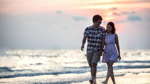 Pareja disfrutando de un paseo por la playa
