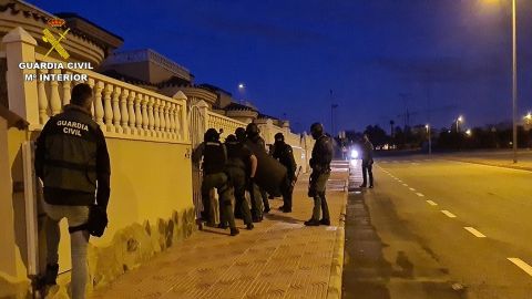 Agentes de la Guardia Civil en uno de los chalets de la organización. Agentes de la Guardia Civil en uno de los chalets de la organización.