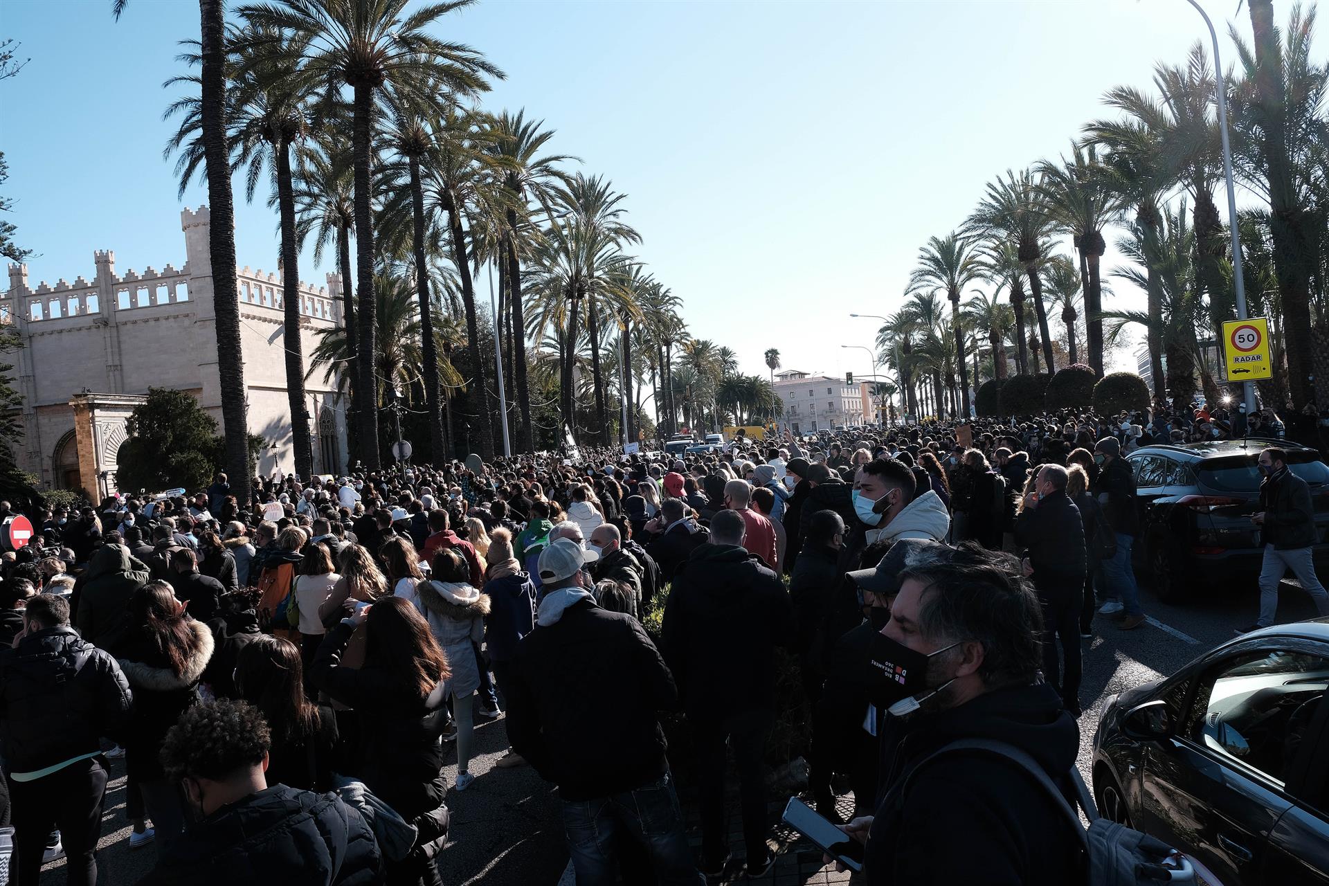 Unas 4.000 personas cortan el tráfico en Palma y llaman a acceder a edificios oficiales pidiendo la dimisión de Armengol Unas 4.000 personas cortan el tráfico en Palma y llaman a acceder a edificios oficiales pidiendo la dimisión de Armengol