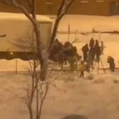 Varias personas saquean un camión de comida en Moratalaz en plena nevada en Madrid