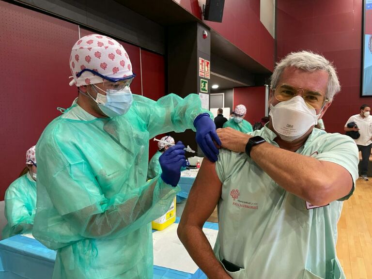 Los hospitales de Torrevieja y Vinalopó han vacunado a prácticamente la totalidad de sus profesionales, incluyendo al personal de servicios externalizados como limpieza y seguridad Los hospitales de Torrevieja y Vinalopó han vacunado a prácticamente la totalidad de sus profesionales, incluyendo al personal de servicios externalizados como limpieza y seguridad