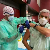 Los hospitales de Torrevieja y Vinalopó han vacunado a prácticamente la totalidad de sus profesionales, incluyendo al personal de servicios externalizados como limpieza y seguridad Los hospitales de Torrevieja y Vinalopó han vacunado a prácticamente la totalidad de sus profesionales, incluyendo al personal de servicios externalizados como limpieza y seguridad