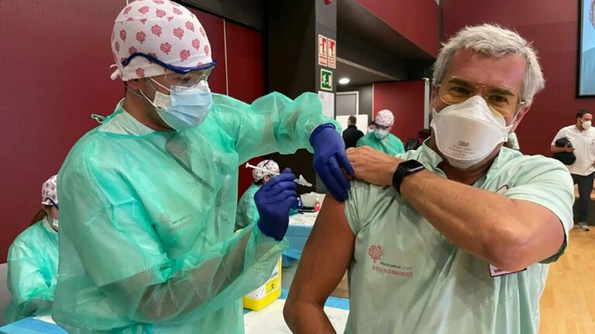 Los hospitales de Torrevieja y Vinalopó han vacunado a prácticamente la totalidad de sus profesionales, incluyendo al personal de servicios externalizados como limpieza y seguridad 