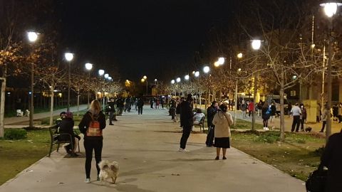 Personas en la calle a pesar del toque de queda tras el terremoto en la ciudad de Granada