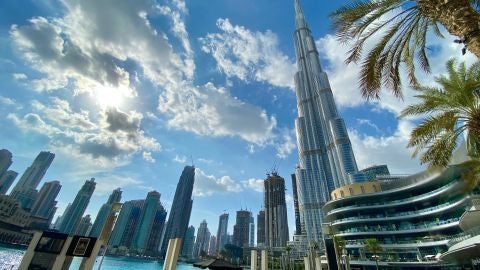 Vista de un complejo de rascacielos en Dub&aacute;i, Emiratos &Aacute;rabes.