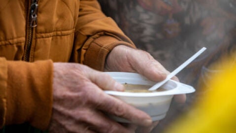 Se incrementan las personas que acuden a comedores sociales