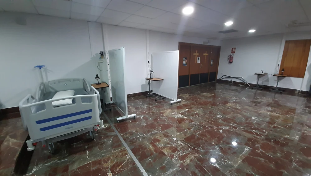 Cama para paciente no covid instalada en la capilla del Hospital General Universitario de Elche.