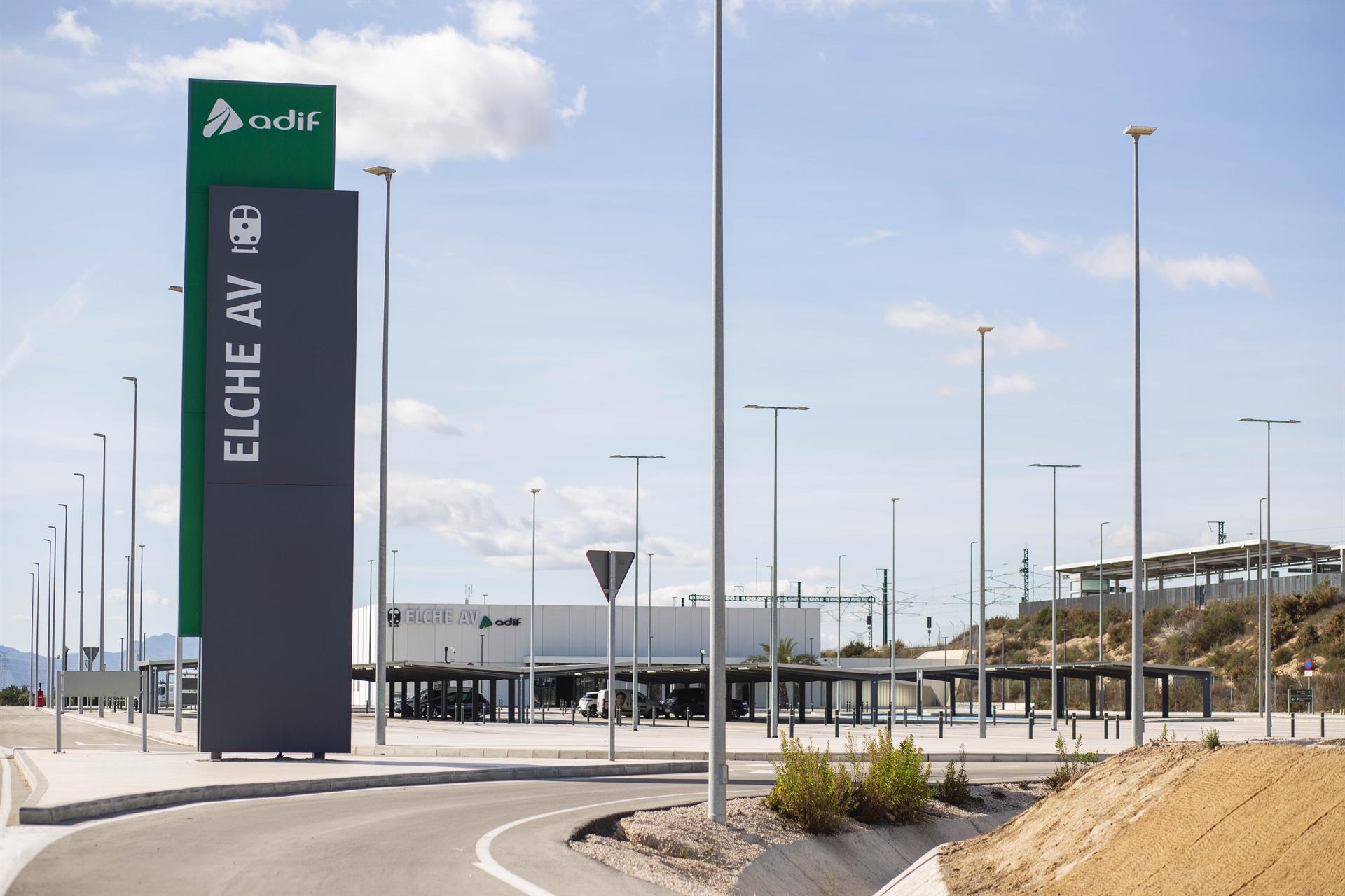 Carlos González rotundo: “Tiene que mantenerse el AVE directo entre Elche y Madrid con llegada a la estación de Atocha” Carlos González rotundo: “Tiene que mantenerse el AVE directo entre Elche y Madrid con llegada a la estación de Atocha”