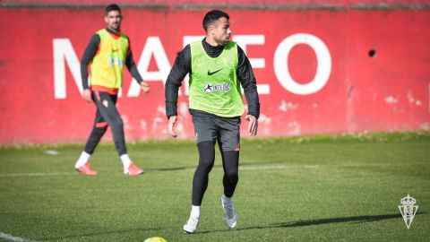 Entrenamiento del Sporting de Gij&oacute;n en la Escuela de F&uacute;tbol de Mareo