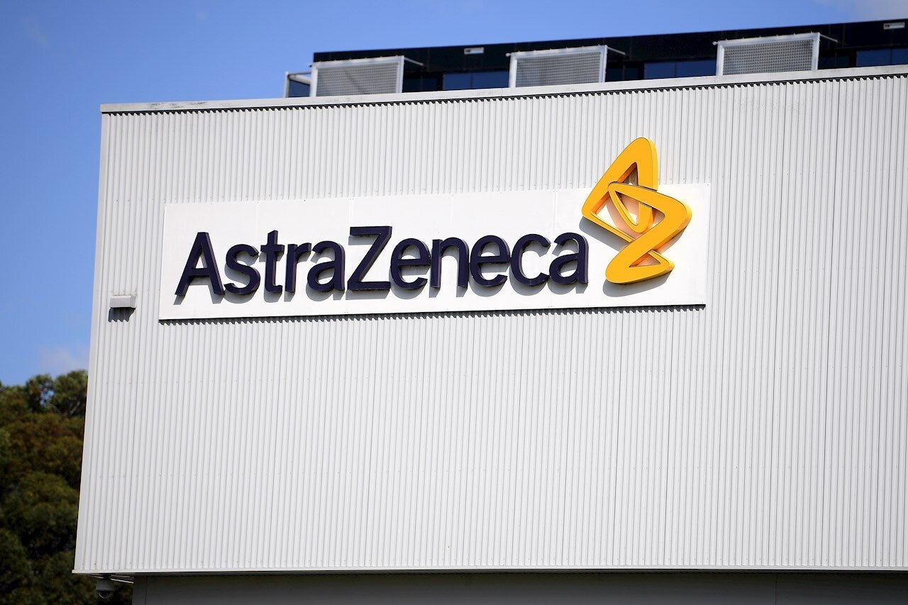 Extremadura suspende la vacunación con todos los lotes de AstraZeneca. La ha administrado ya a 12.904 personas pero no se ha detectado ningún trombo Extremadura suspende la vacunación con todos los lotes de AstraZeneca. La ha administrado ya a 12.904 personas pero no se ha detectado ningún trombo