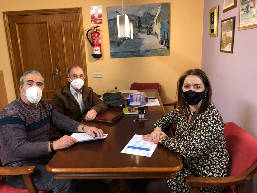 Velilla apoya el trabajo de AMGu con la firma de un nuevo convenio Velilla apoya el trabajo de AMGu con la firma de un nuevo convenio