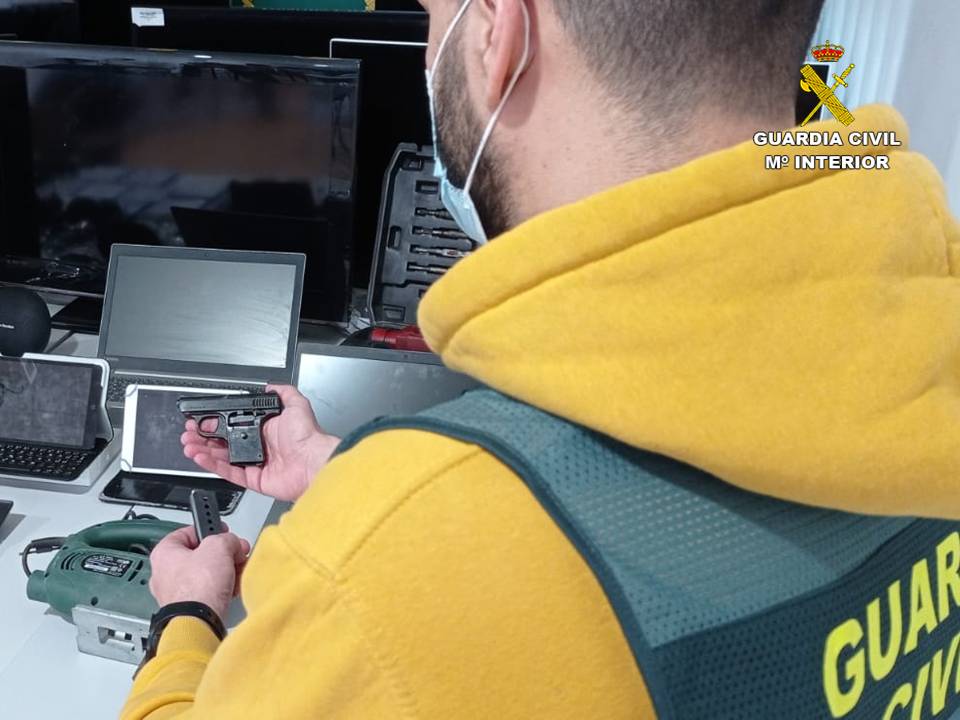 La Guardia Civil detiene a un peligroso ladrón que usó un arma de fuego para intimidar a los dueños de una vivienda La Guardia Civil detiene a un peligroso ladrón que usó un arma de fuego para intimidar a los dueños de una vivienda