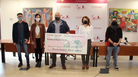 Entrega de cheque a In-Situ Social