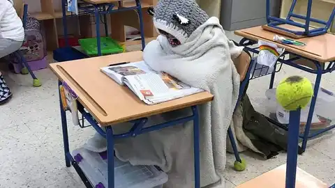 Niño en una aula de San Fernando durante la ola de frío Niño en una aula de San Fernando durante la ola de frío