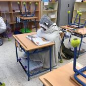 Niño en una aula de San Fernando durante la ola de frío