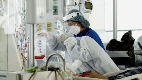 Personal m&eacute;dico atiende a un enfermo en una unidad de cuidado intensivo de covid.