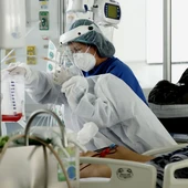 Personal médico atiende a un enfermo en una unidad de cuidado intensivo de covid. Personal médico atiende a un enfermo en una unidad de cuidado intensivo de covid.
