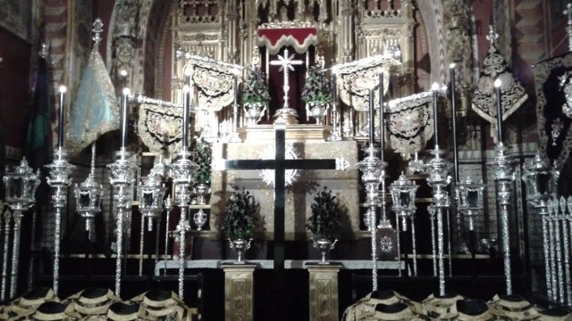 Altar de culto en una iglesia de Sevilla