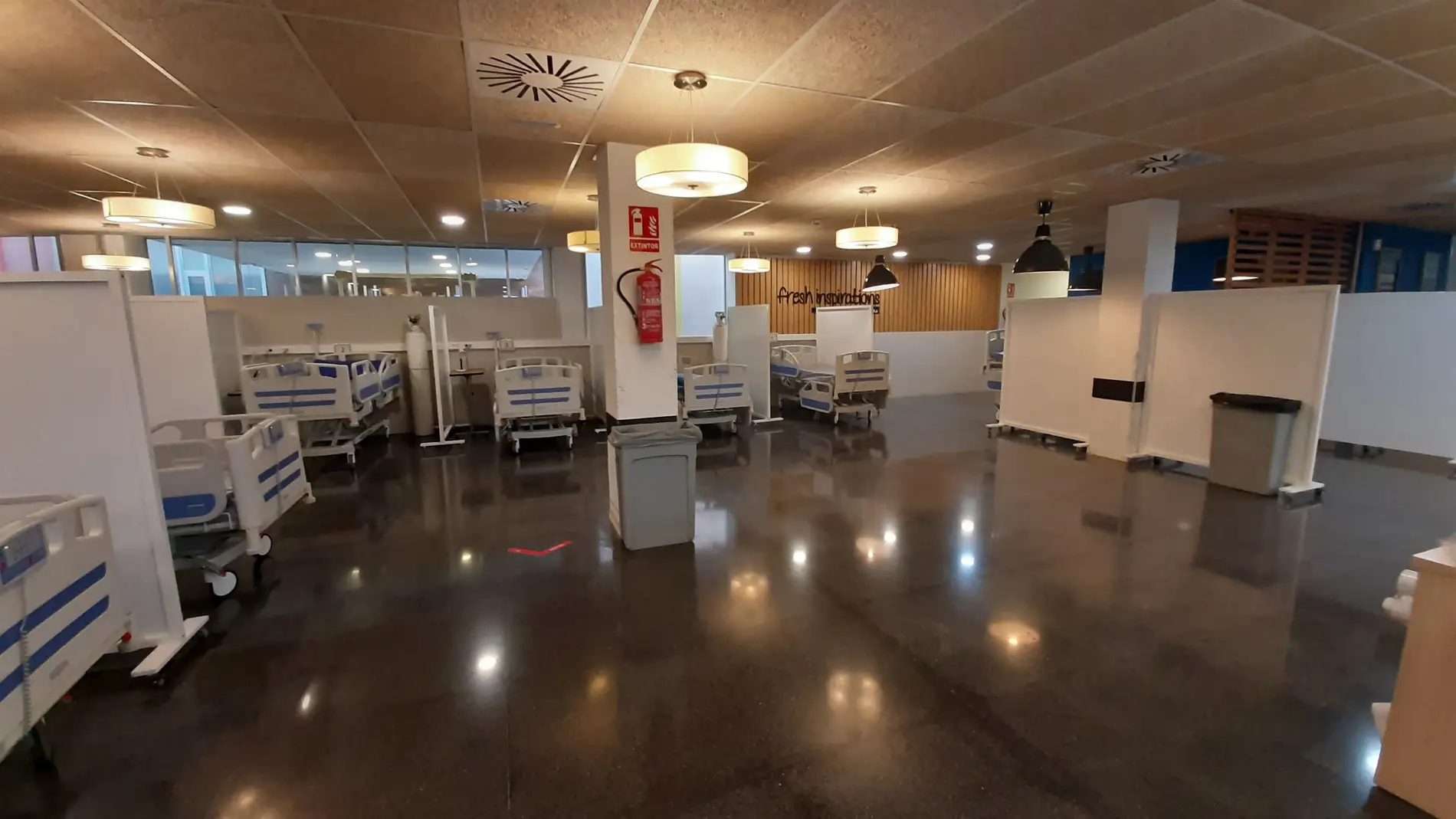 Camas para paciente no covid instaladas en la cafetería de personal del Hospital General Universitario de Elche.