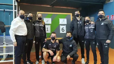 Nicolás García, presidente del Ovida Oviedo Bádminton, con el equipo de División de Honor. Nicolás García, presidente del Ovida Oviedo Bádminton, con el equipo de División de Honor.