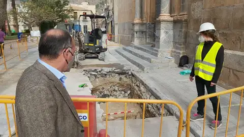 Afortunadamente podemos ver lo que queda de aquella muralla que ha aparecido gracias a las obras que se están realizando de sustitución de la red hidráulica y saneamiento del casco histórico Obras