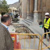 Afortunadamente podemos ver lo que queda de aquella muralla que ha aparecido gracias a las obras que se están realizando de sustitución de la red hidráulica y saneamiento del casco histórico Afortunadamente podemos ver lo que queda de aquella muralla que ha aparecido gracias a las obras que se están realizando de sustitución de la red hidráulica y saneamiento del casco histórico