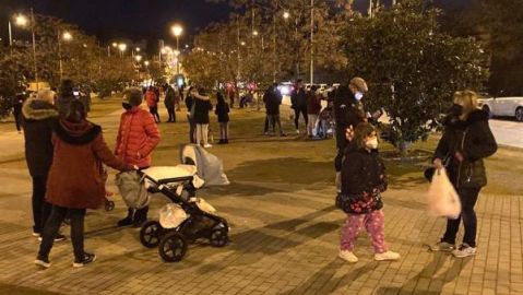 Centenares de personas salen a la calle en Granada tras la sucesi&oacute;n de terremotos
