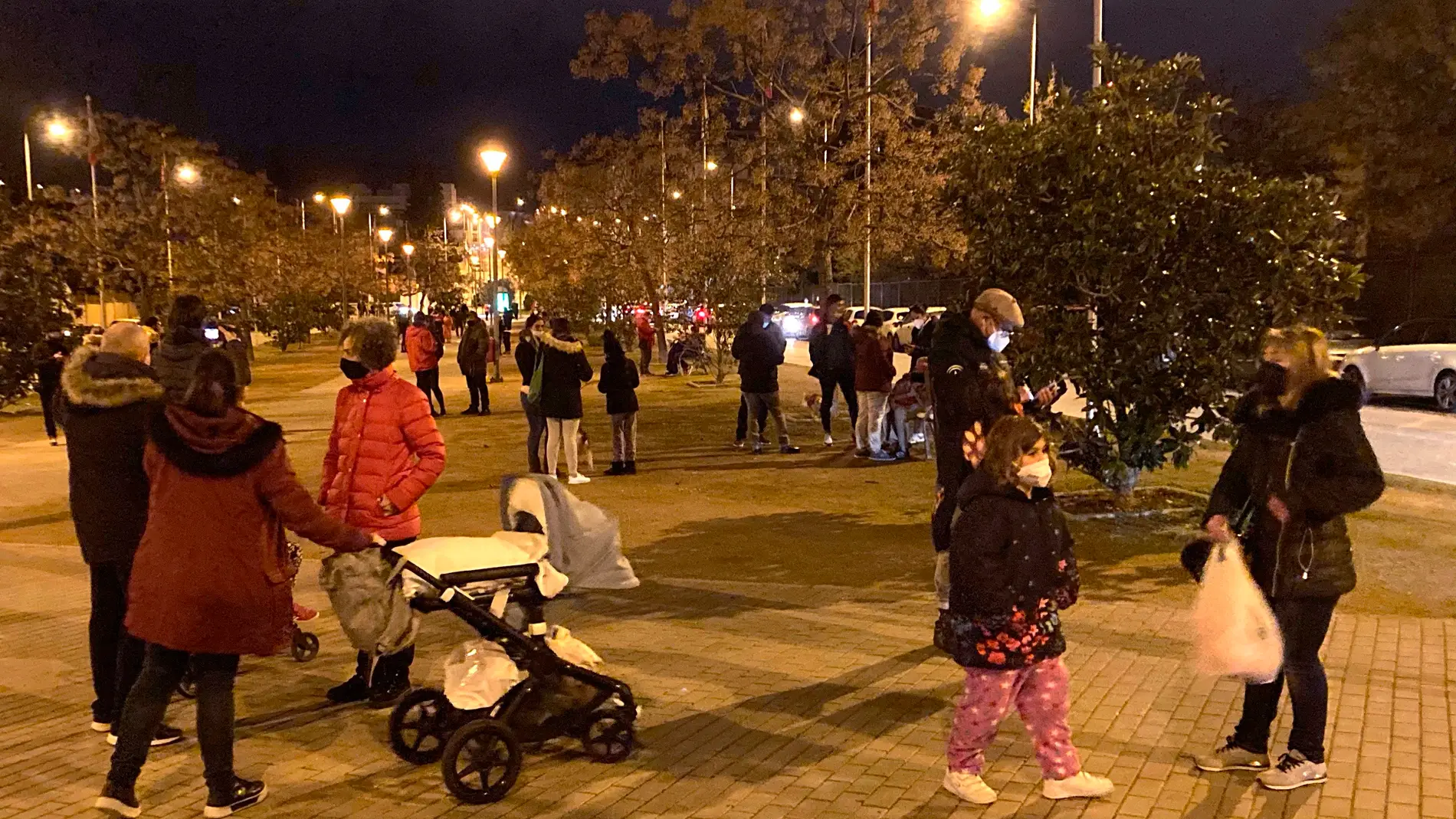 Vecinos se echan a la calle en plena noche en Granada después de sentirse varios terremotos.