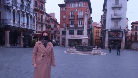 Emma Buj en la plaza del Torico de Teruel