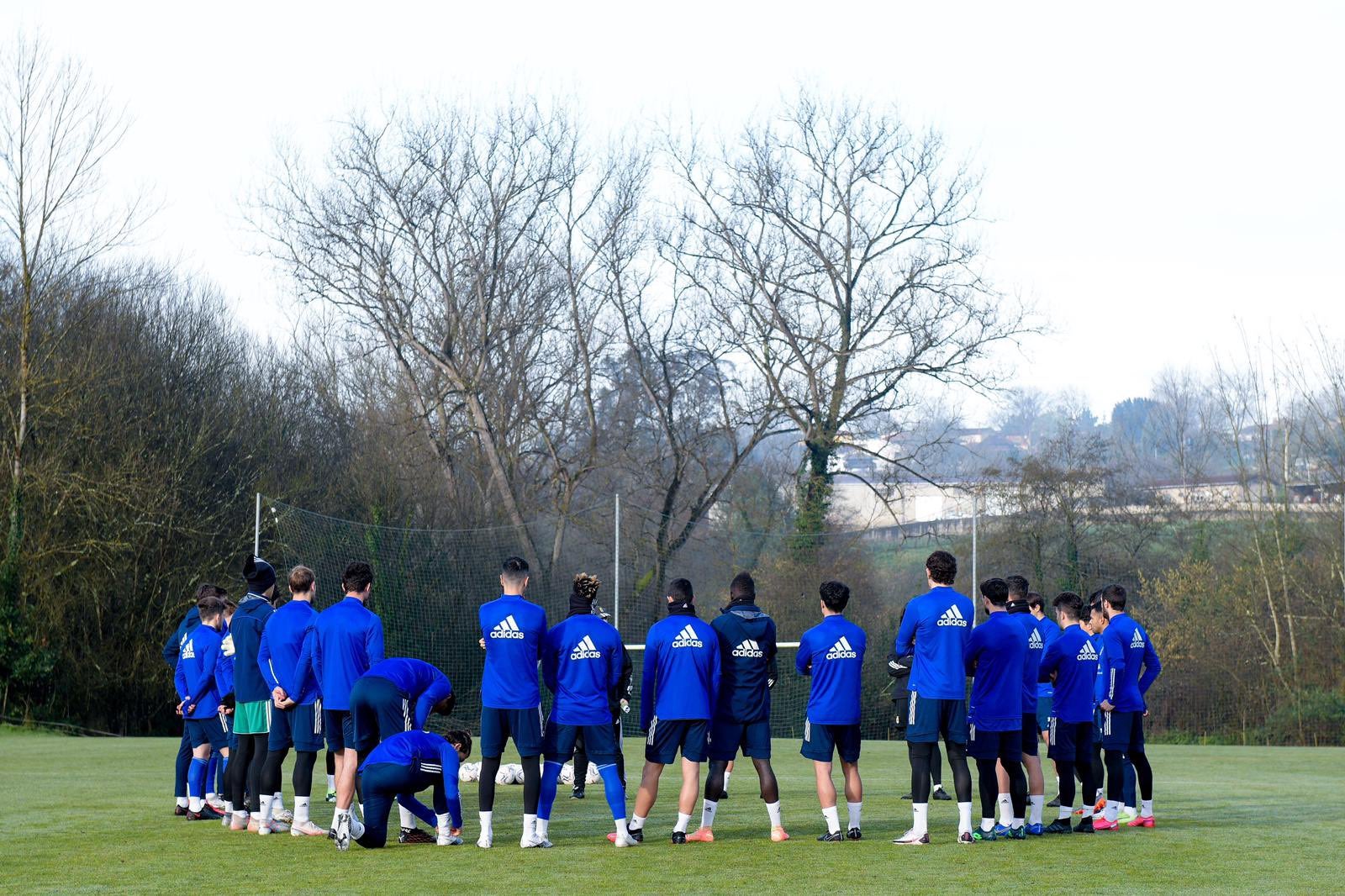 Mujica y Cedric trabajan con el grupo a la espera de su salida Mujica y Cedric trabajan con el grupo a la espera de su salida