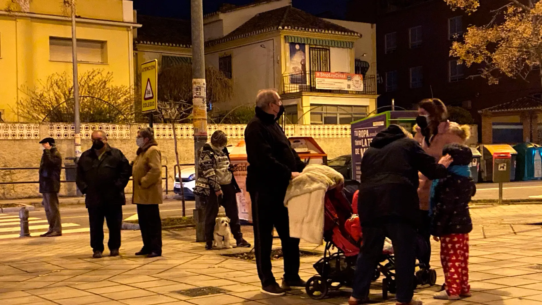 Varios vecinos de Granada salen a la calle tras los terremotos en la ciudad.