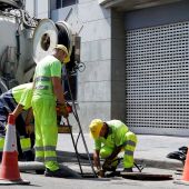 Varios operarios realizan un servicio de reparación en el centro de Valencia.