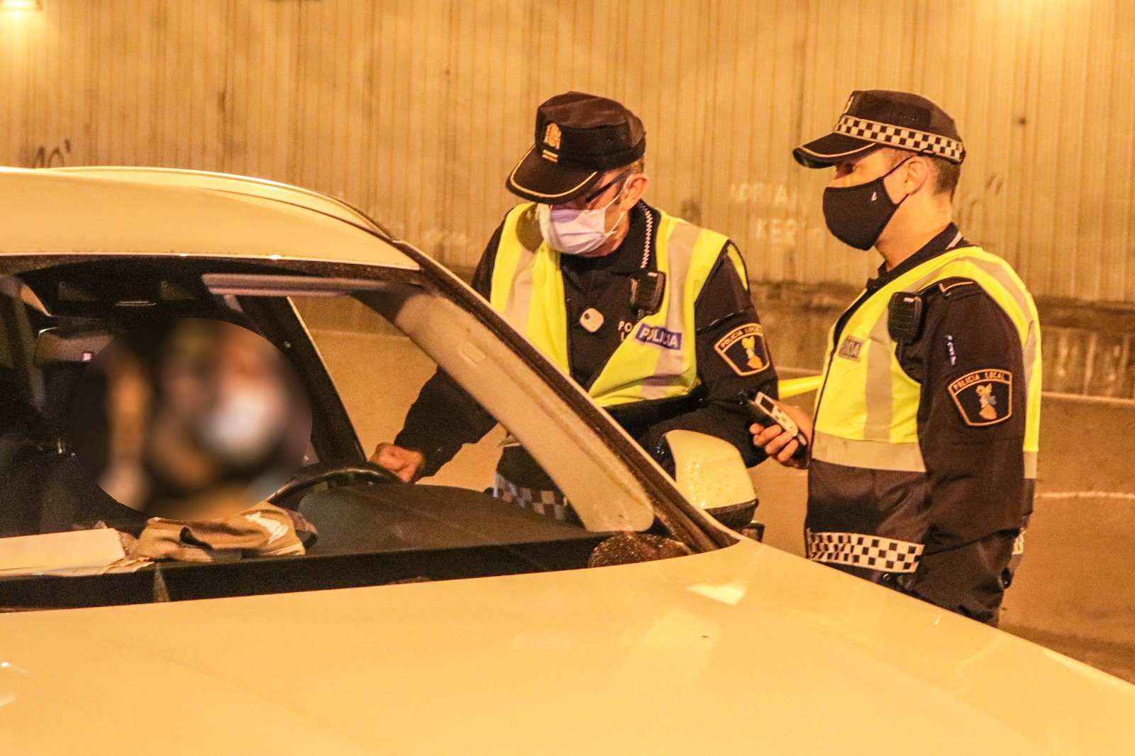 La Policía Local impone 81 denuncias por desobediencia y disuelve dos botellones en Alicante La Policía Local impone 81 denuncias por desobediencia y disuelve dos botellones en Alicante