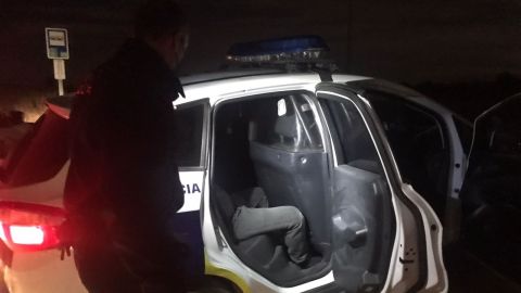 El detenido en la patrulla de la Policía Local de Elche. El detenido en la patrulla de la Policía Local de Elche.