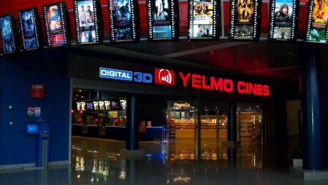 Imagen de la entrada y la taquilla de uno de los Cines Yelmo en Espa&ntilde;a