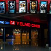 Imagen de la entrada y la taquilla de uno de los Cines Yelmo en España