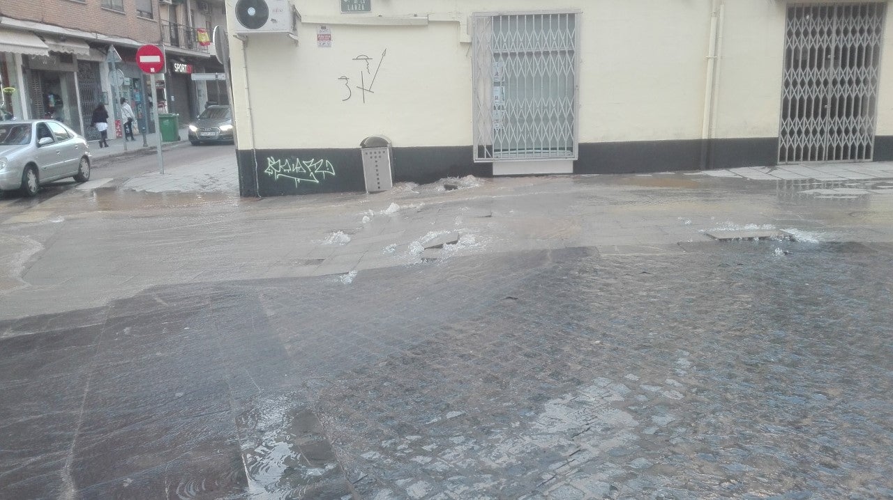 La rotura de una tubería provoca una riada de agua en varias calles de Ciudad Real La rotura de una tubería provoca una riada de agua en varias calles de Ciudad Real