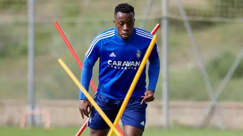 Jannick Buyla entrenando con el Real Zaragoza Jannick Buyla entrenando con el Real Zaragoza