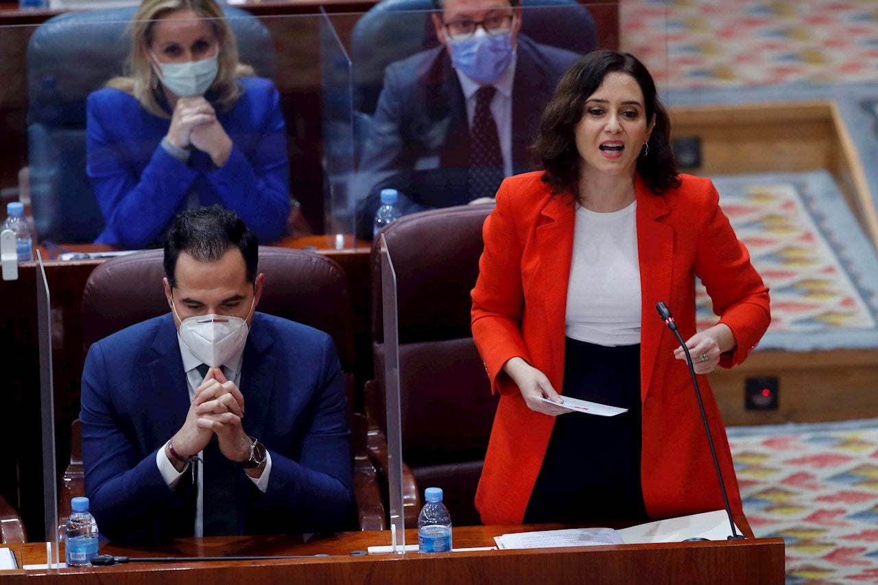 Ayuso carga contra los diputados de Podemos por manifestarse frente al Zendal: "¡Sinvergüenzas!" Ayuso carga contra los diputados de Podemos por manifestarse frente al Zendal: "¡Sinvergüenzas!"