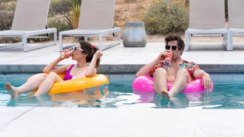 Imagen promocional de la pel&iacute;cula 'Palm Springs', del director Max Barbakow