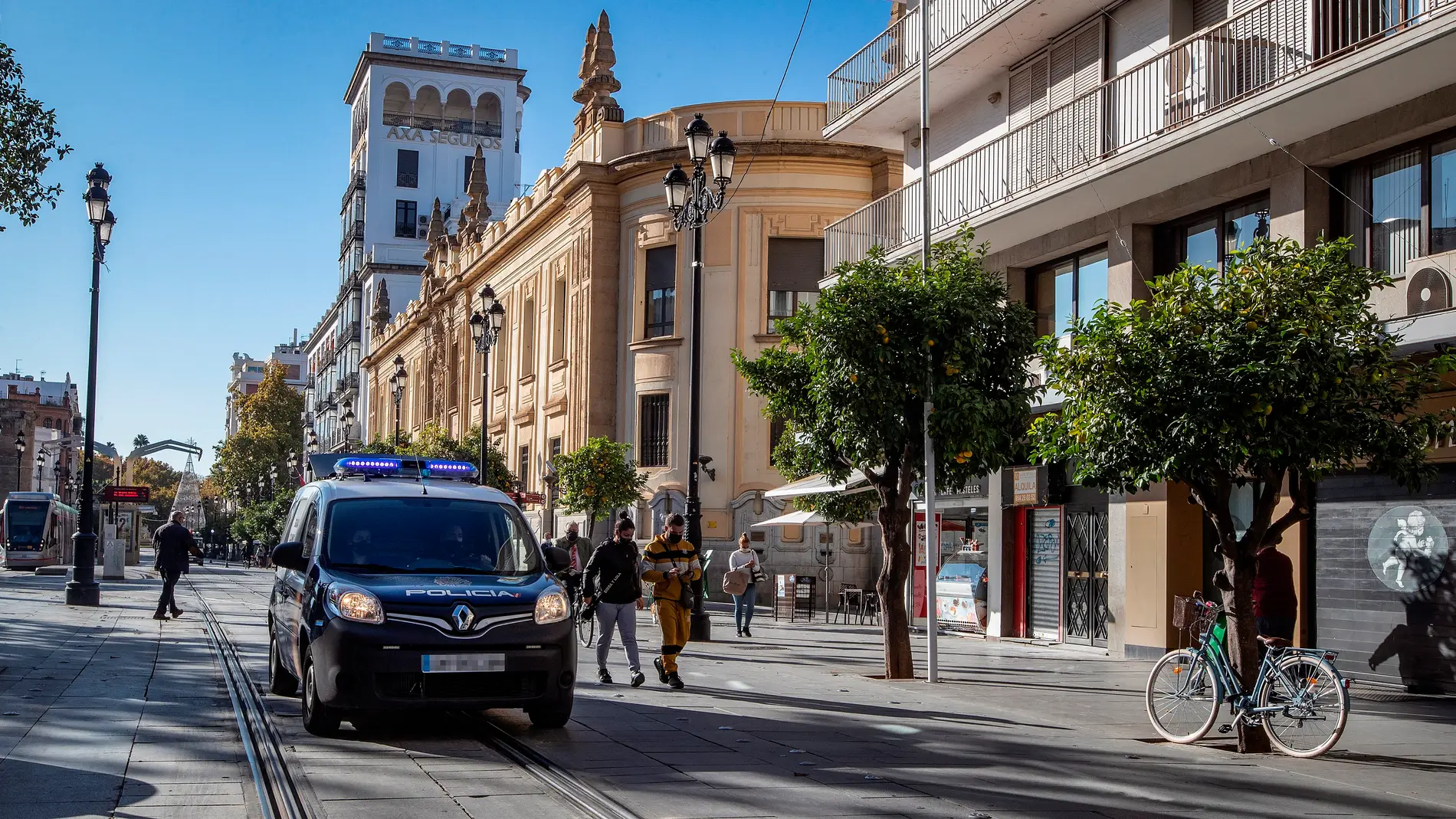 Un coche de Policía patrulla por el centro de Sevilla.