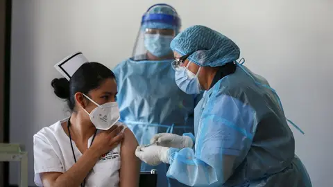 Imagen de archivo de una sanitaria vacunando a otra contra el coronavirus Imagen de archivo de una sanitaria vacunando a otra contra el coronavirus