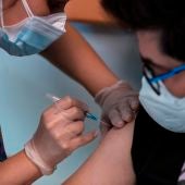 Un trabajador sanitario recibe la vacuna contra la Covid-19.