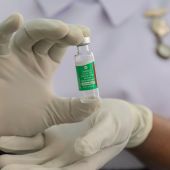 Imagen de archivo: Una enfermera prepara una dosis de la vacuna de Oxford-AstraZeneca. 