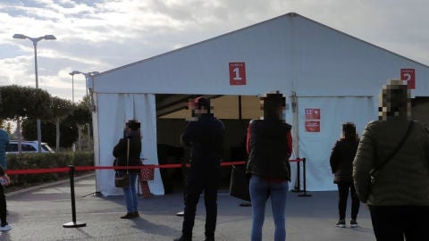Ciudadanos en la carpa de realización de test PCR instalada en el Hospital del Vinalopó. Ciudadanos en la carpa de realización de test PCR instalada en el Hospital del Vinalopó.