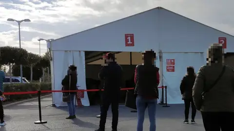 Ciudadanos en la carpa de realización de test PCR instalada en el Hospital del Vinalopó. Ciudadanos en la carpa de realización de test PCR instalada en el Hospital del Vinalopó.